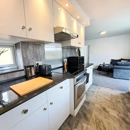 Bright 3 Bed Apartment With Terrace, Free Parking On Premises Watford  Exterior foto