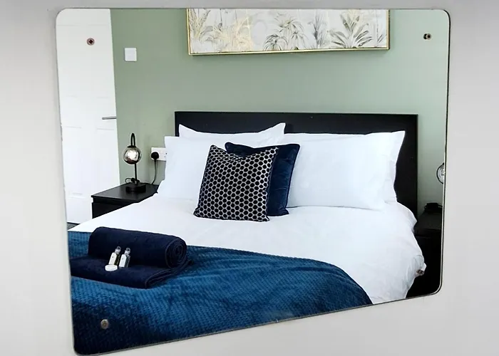 Bright 3 Bed Apartment With Terrace, Free Parking On Premises