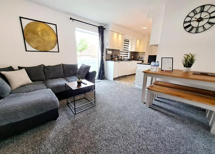 Bright 3 Bed Apartment With Terrace, Free Parking On Premises