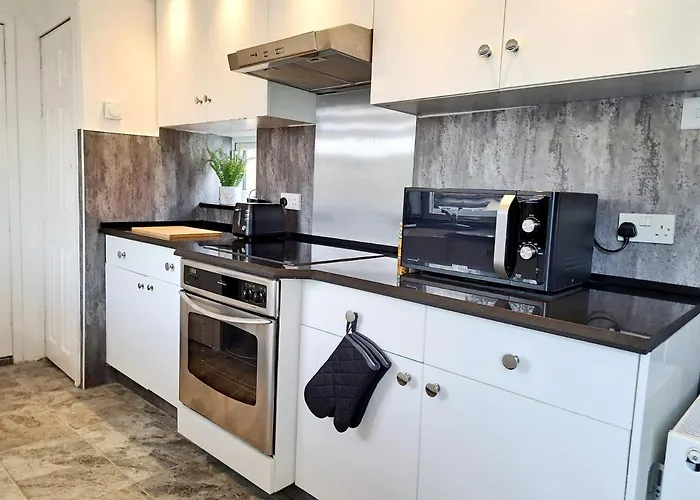 Bright 3 Bed Apartment With Terrace, Free Parking On Premises