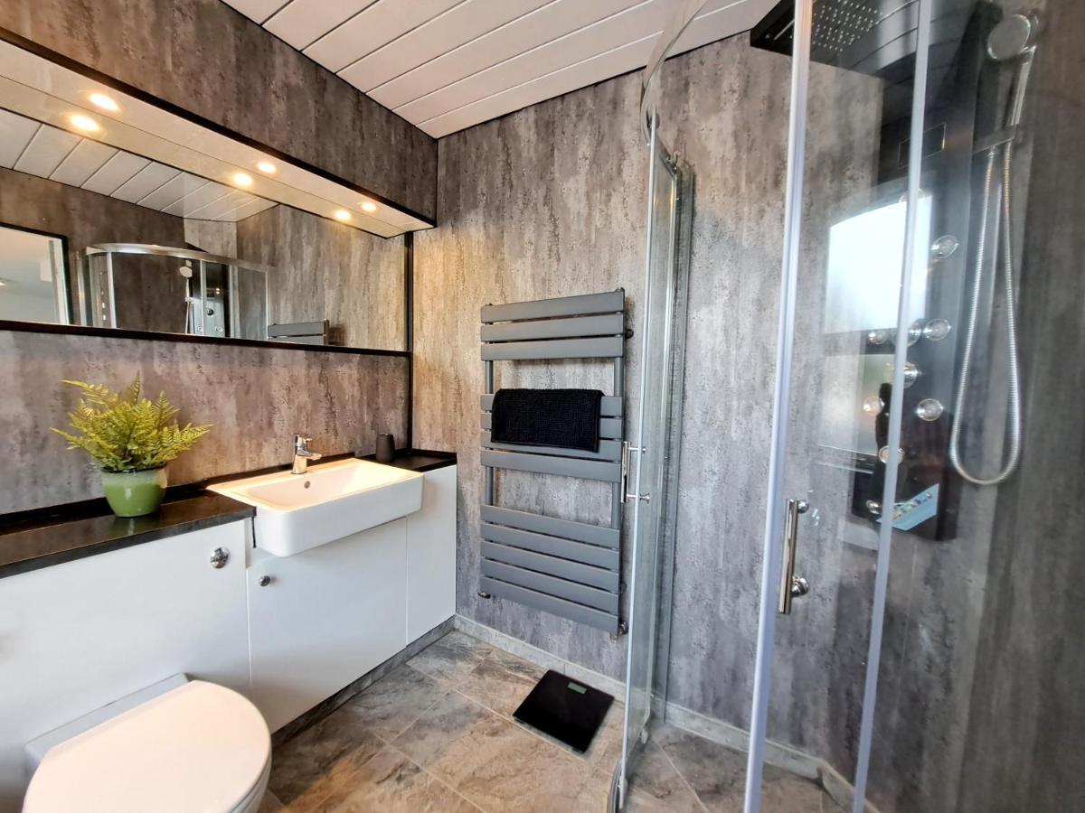 Appartamento Bright 3 Bed With Terrace, Free Parking On Premises